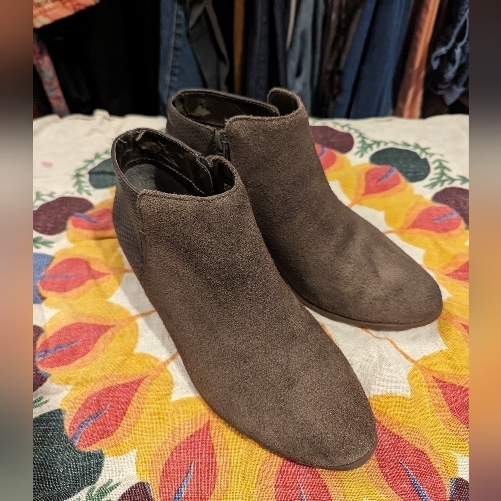 G.H Bass and Co‎ size 7 suede booties